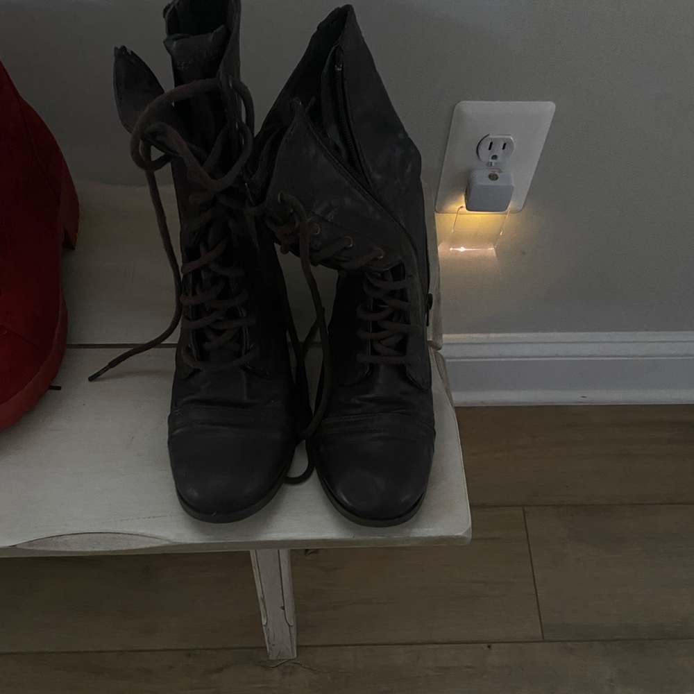 Brown American eagle boots